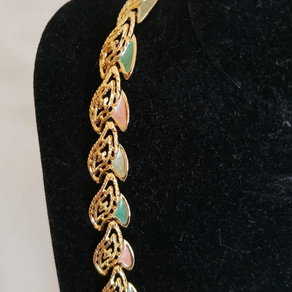 Pretty Vintage Necklace - Picture 4 of 8